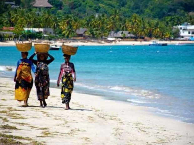 Plage de Madagascar avec des habitantes du village