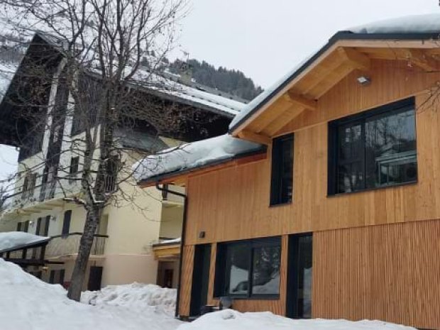 Vue sur le bâtiment en bois rénové au centre de colo de vacances la Chaudane