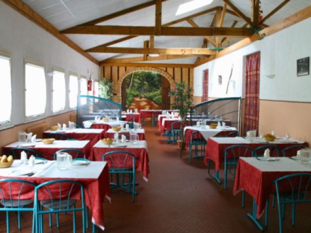 Refectoire en colo de vacances cet été