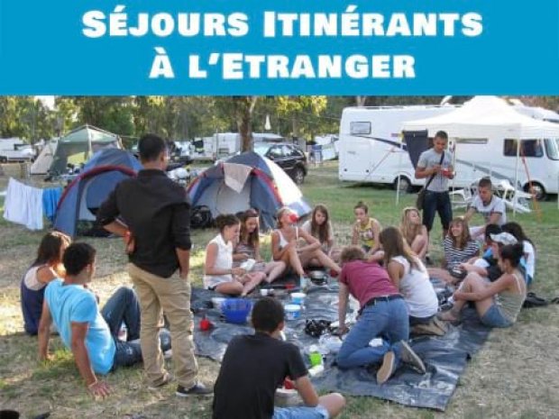 Ados en camping lors d'un séjour itinérants en colonie de vacances été