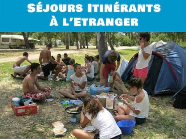 Ados en pique-nique dans un camping pendant un séjour itinérants en colonie de vacances