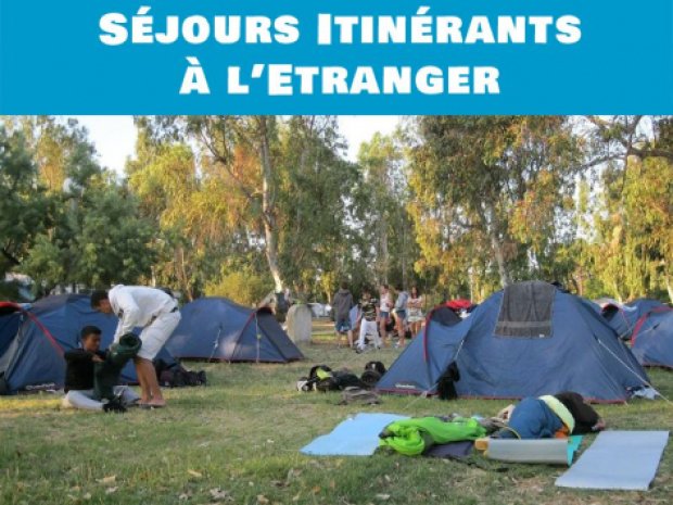 Campement de tentes en séjours itinérants pour les ados en été