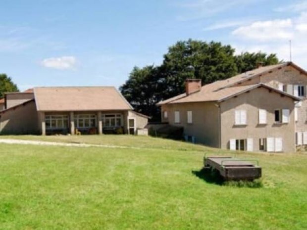 Vue sur le jardin du centre de colonie de vacances Joël Ponçon dans la Drôme