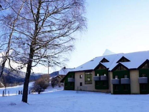 Extérieur du centre de colonie de vacances la Pousterle en hiver