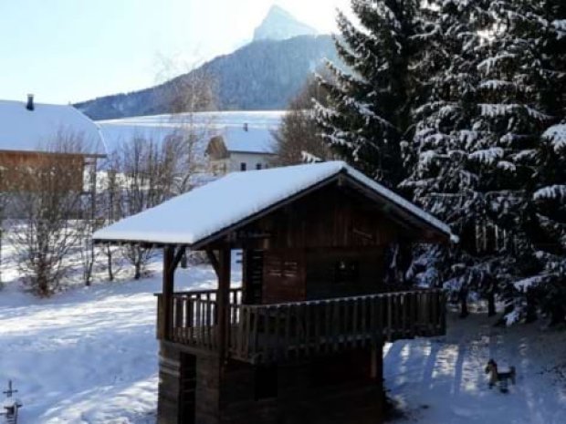 Cabane en bois dans le centre de colonie de vacances la Pousterle