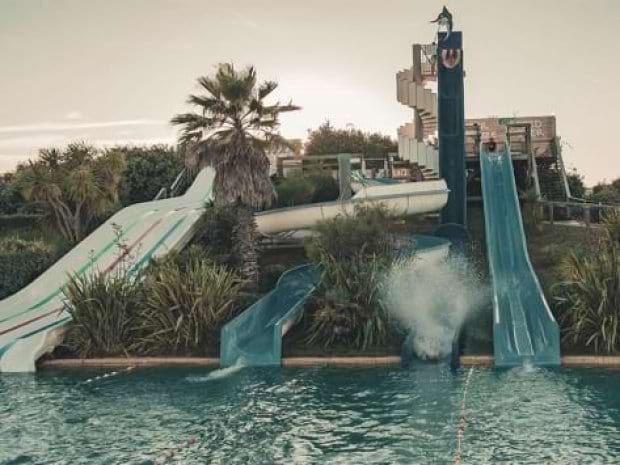 vue sur le parc aquatique proche de Dax qui accueille les jeunes qui partent en colonie de vacances rugby