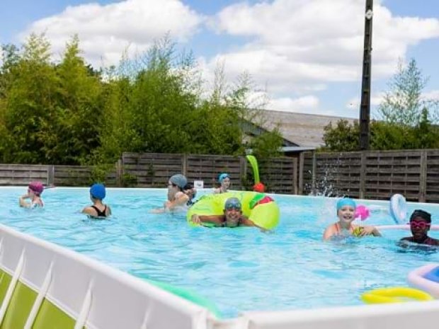 Vue sur la piscine du centre de colonie de vacances au domaine de l'Espérance